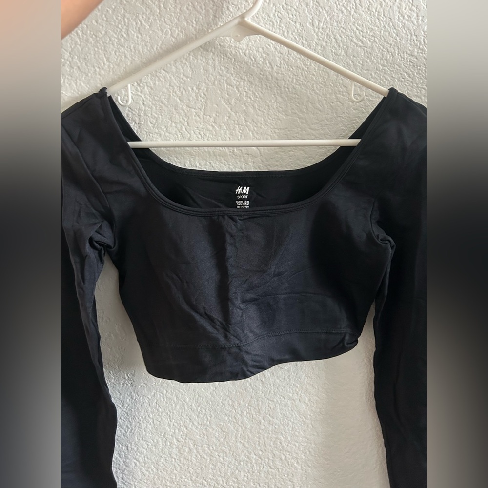 Long sleeve fitted workout crop top